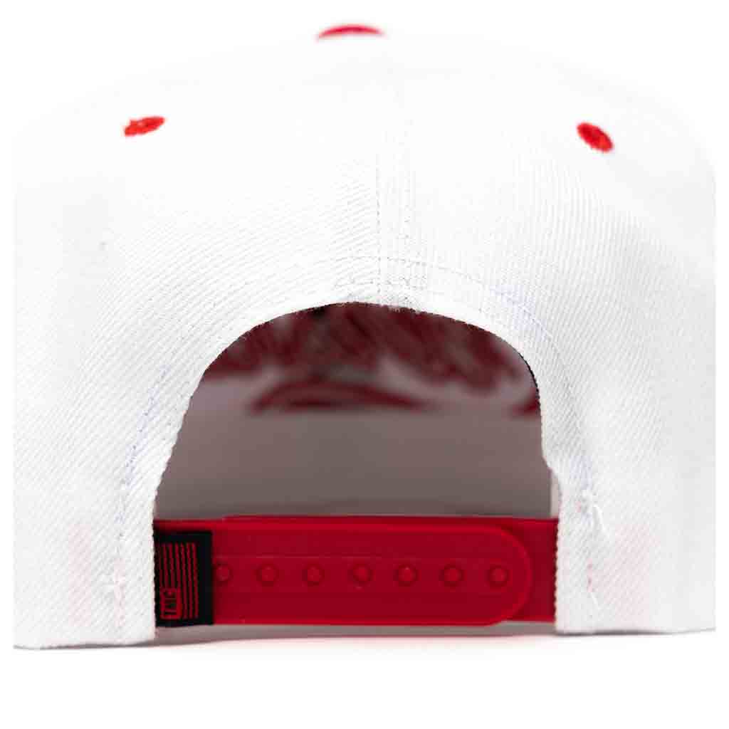 snapback rojo en blanco